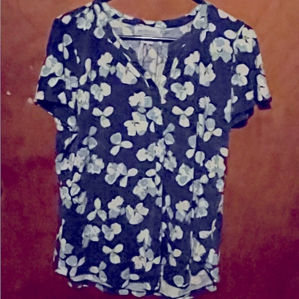 Women’s Liz Claiborne blue and white floral short sleeve v-neck pull over top